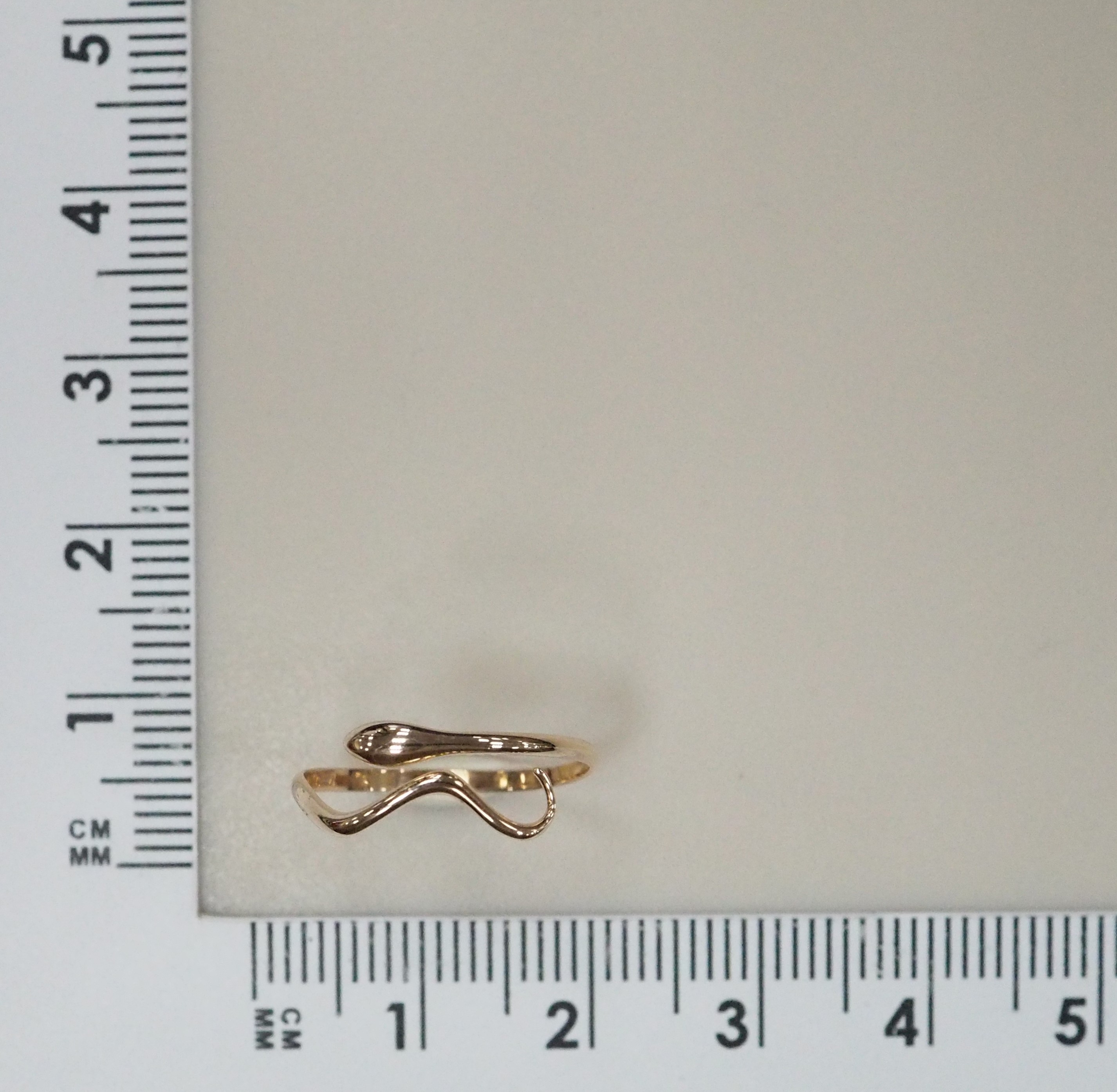 Незамкнутое кольцо из золота "Змея"